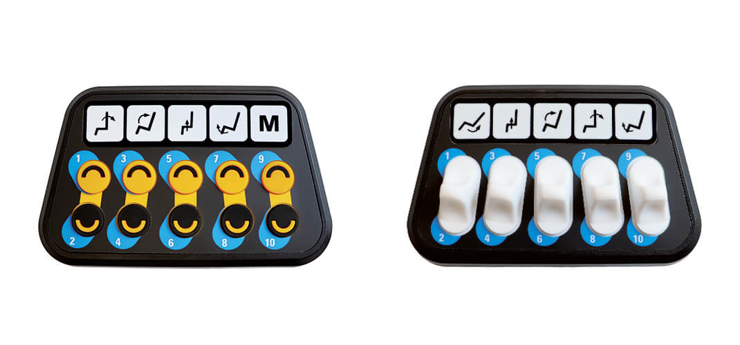 À gauche, un boîtier CTRL+5 doté de boutons-poussoirs, et à droite, un modèle avec interrupteurs à bascule. Les deux intègrent de série la fonction de commande vocale.