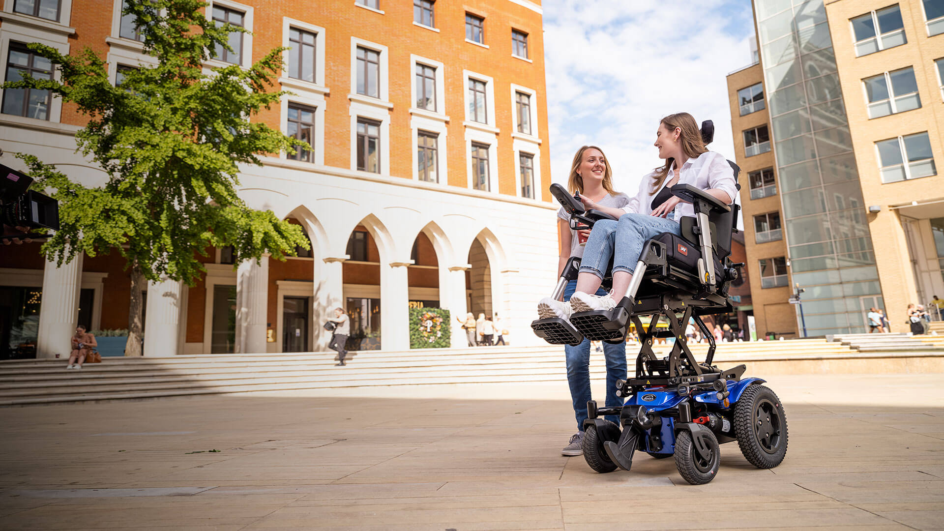 Q300 R, le nouveau fauteuil électrique propulsion QUICKIE compact et agile 