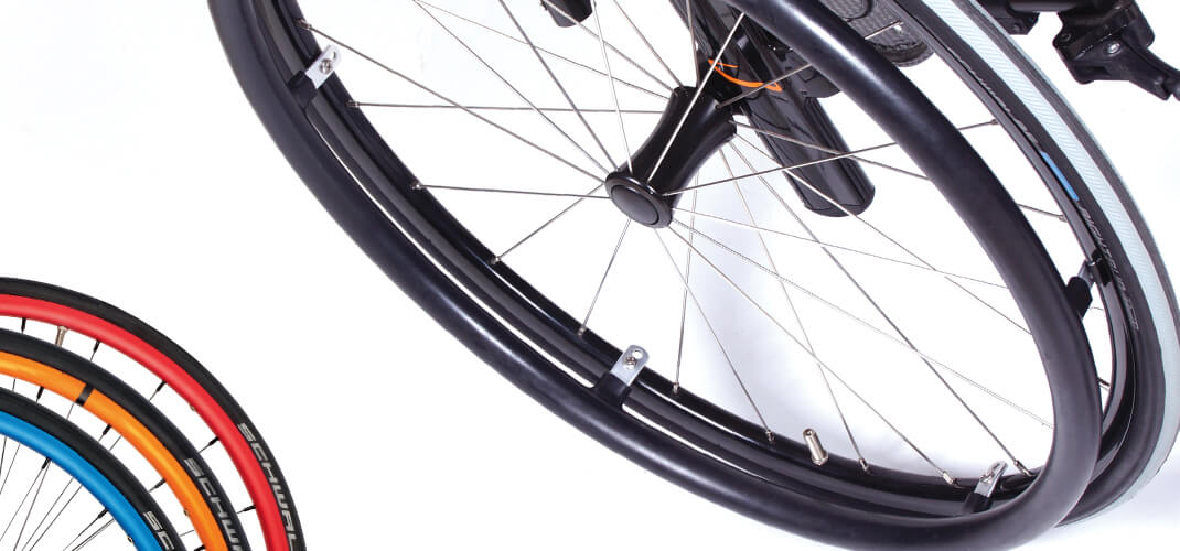 Roue arrière légère avec 24 rayons, couleur argent. La roue arrière légère est aussi disponible en version jante rouge, orange ou bleu.