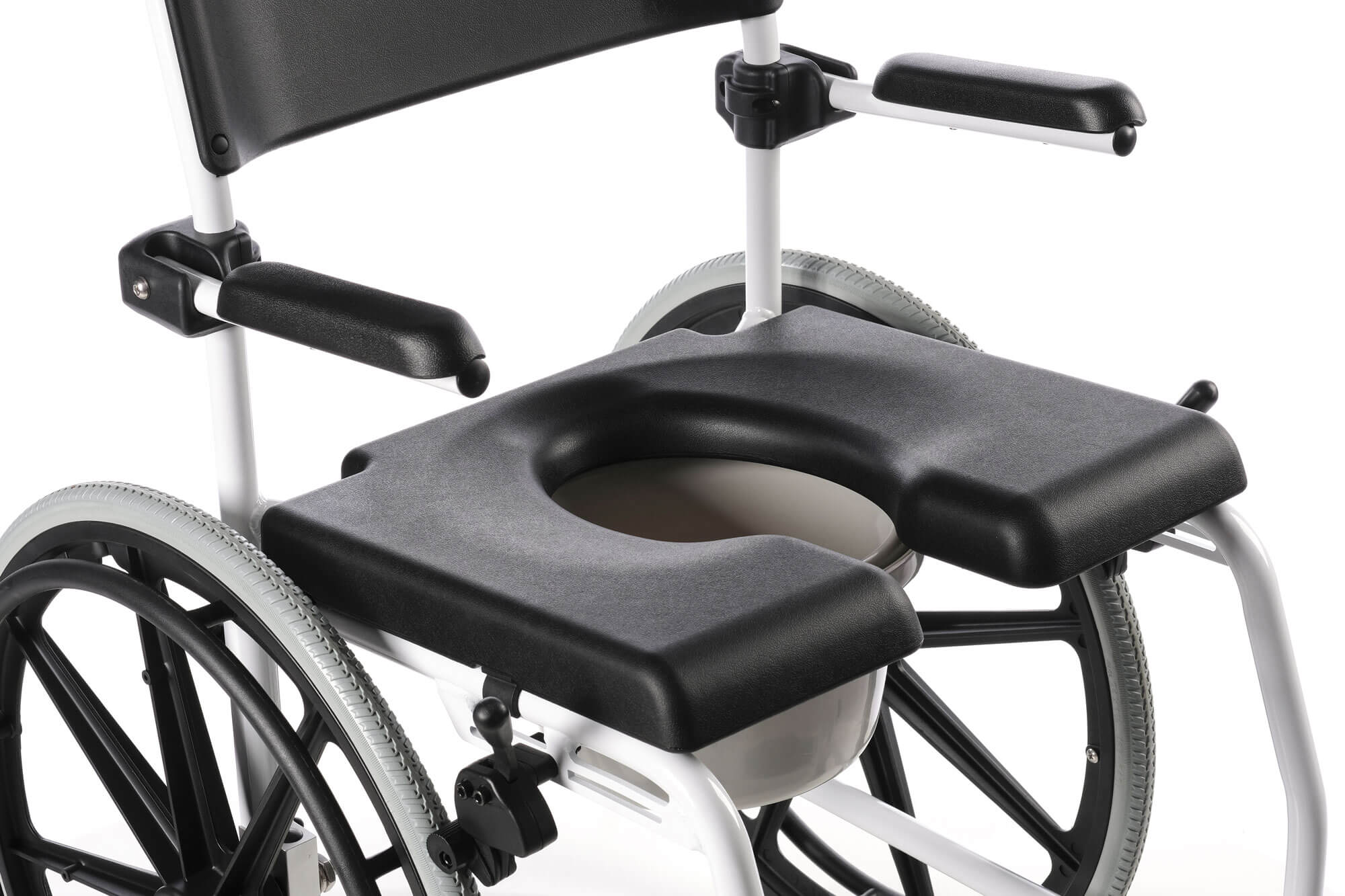 Fauteuil de douche avec repose-pieds rabattable - Soins à Domicile Webshop