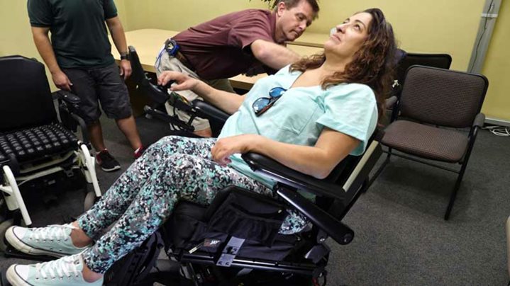 Réglage de l'assise d'un fauteuil roulant électrique en service hospitalier