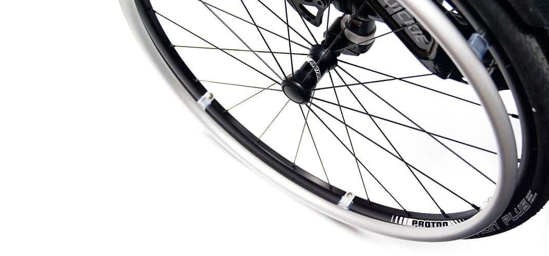 Roue arrière ultralégère Proton avec 24 rayons. couleur noire.