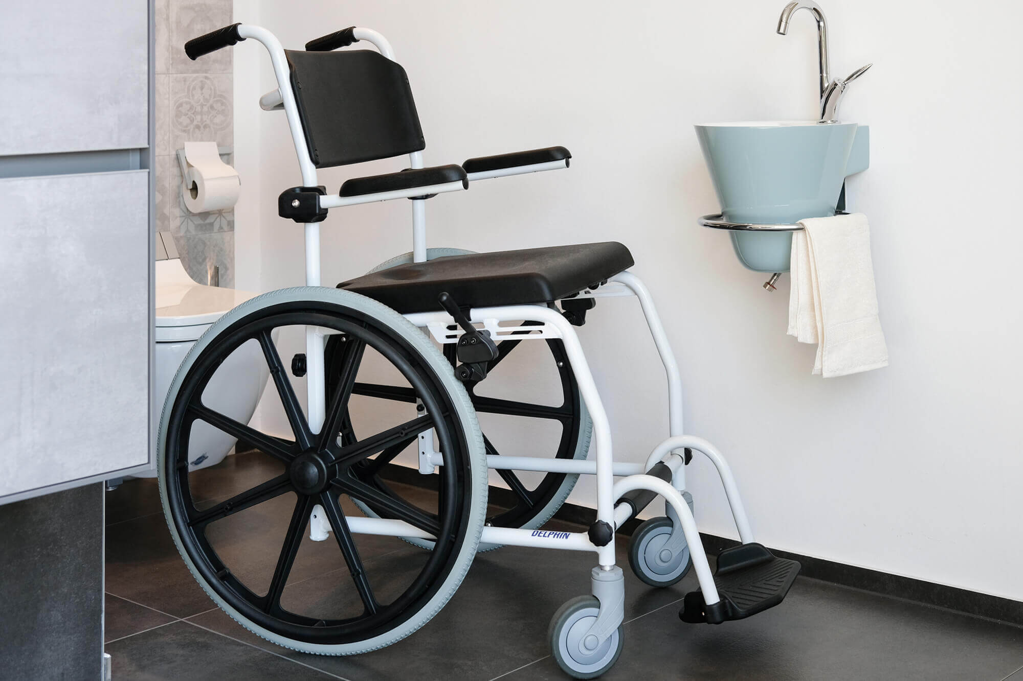 Fauteuil de douche avec repose-pieds rabattable - Soins à Domicile Webshop