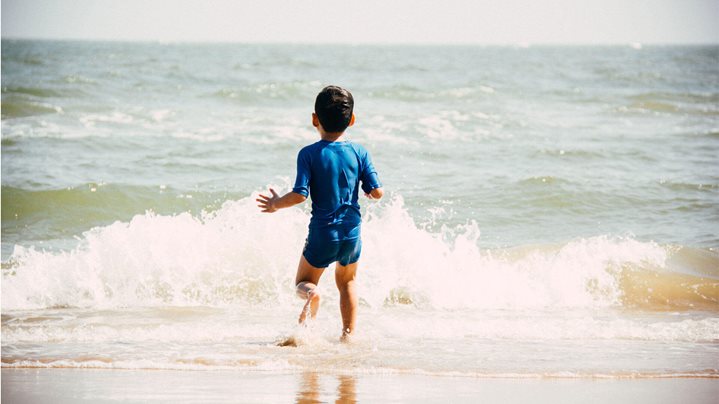 Les bienfaits de la baignade en mer pour les enfants en situation de handicap